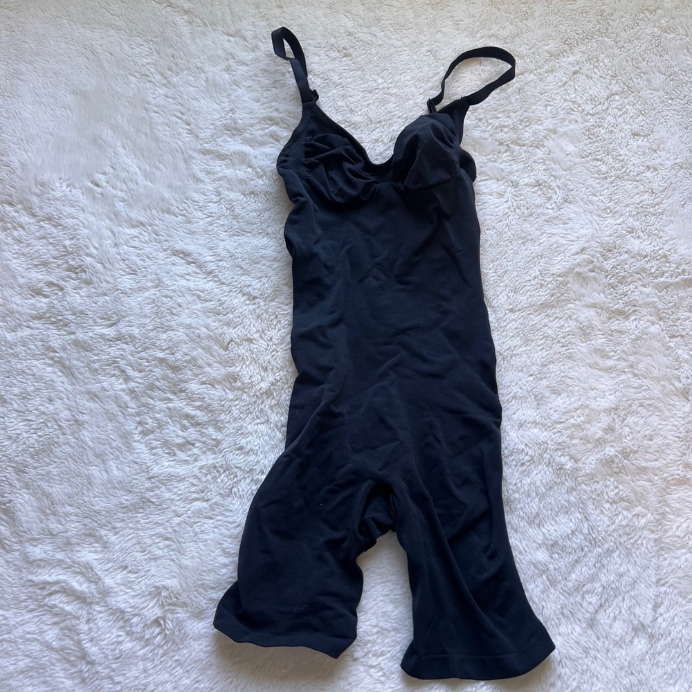 SKIMS Seamless Sculpt Mid Thigh Bodysuit Onyx Black Women Medium Shapewear NWOT